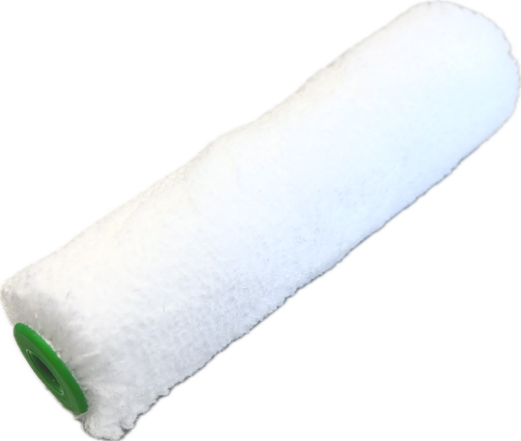 PALLMANN_dummy_AUFTRAGSROLLE RAND 4MM-10 CM_2025_11 Close-up of a white, fluffy paint roller cover with a green plastic end cap on a white background; the nap texture of the roller is clearly visible.