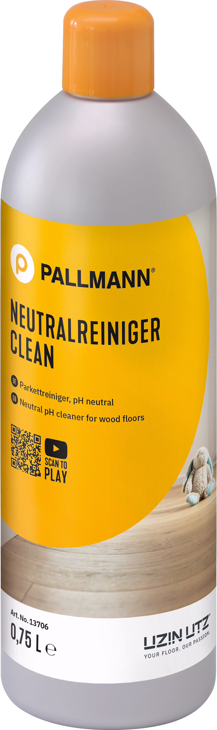 PALLMANN_dummy_CLEAN_0,75l_msl_2021-12 A tall gray plastic bottle with an orange cap and bright orange label reading 'PALLMANN NEUTRALREINIGER CLEAN'. It is a neutral pH cleaner for wood floors; the label shows 0,75 L, a QR code and the brand UZIN UTZ. A small plush toy is pictured on a wooden floor on the lower part of the label.